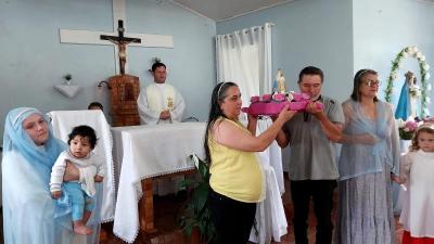 Missa Solene em louvor a Nossa Senhora do Rocio na Comunidade Vila Rural reuniu dezenas de fiÃ©is